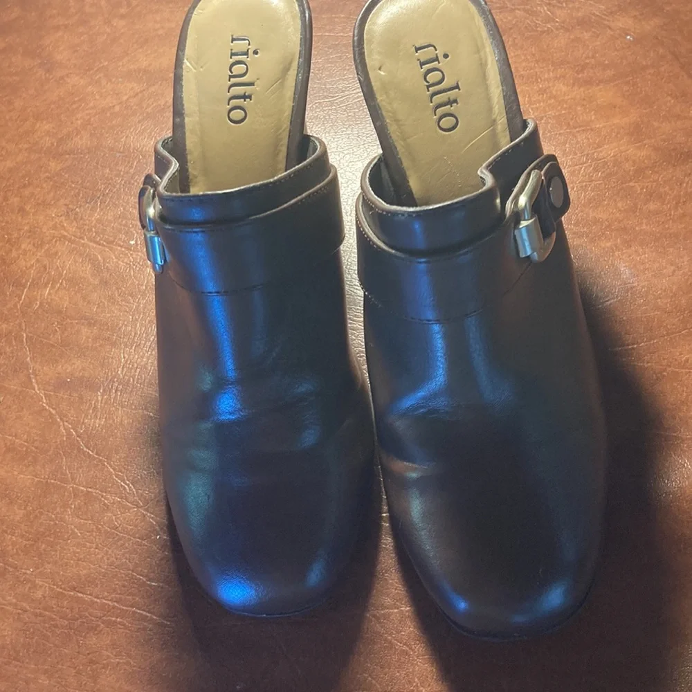 Rialto with mule hills . Brown Leather with a buckle on both shoes. Size 7/2 med - Picture 3 of 5